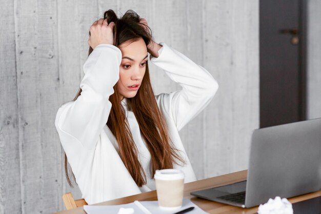 Jak rozpoznać objawy przemęczenia wywołanego stresem?