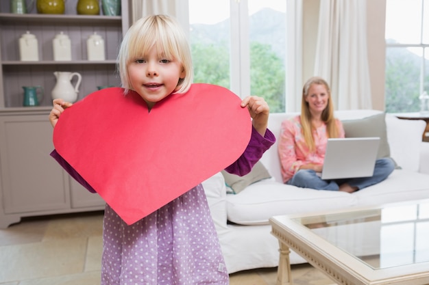 Jak rozwijać poczucie własnej wartości u dziecka bez naruszania jego naturalności?